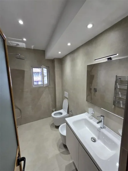 Tirane, jepet me qera apartament 1+1+Ballkon Kati 2, 56 m² 700 € (ALI DEMI)