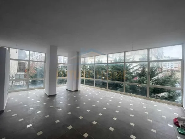 Tirane, jepet me qera ambjent biznesi Kati 1, 60 m² 500 € (UNAZA RE)    UNA50979