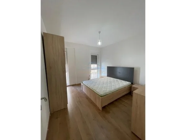 Tirane, shitet apartament 2+1+Ballkon Kati 3, 116 m² 210.000 € (Rruga Xhenfize Keko)