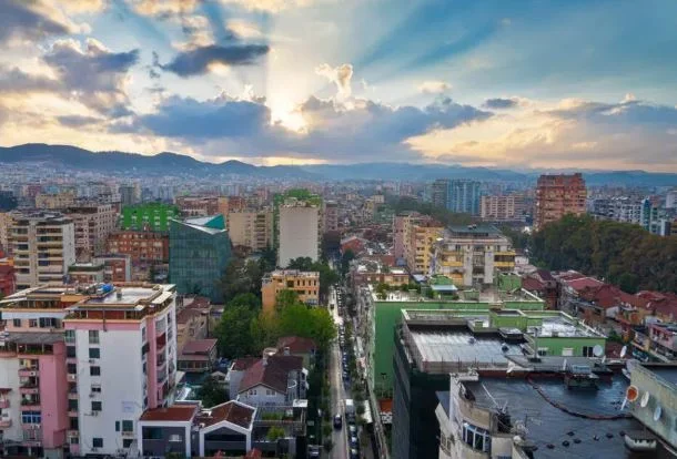 Tirane, jepet me qera apartament 3+1 Kati 1, 120 m² 400 € (Kinostudio)