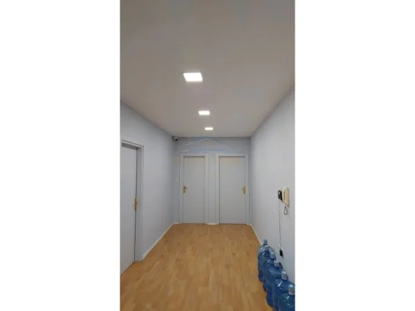 Tirane, jepet me qera ambjent biznesi Kati 3, 125 m² 1.200 € (Bllok)