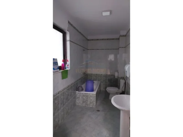 Tirane, jepet me qera ambjent biznesi Kati 3, 125 m² 1.200 € (Bllok)