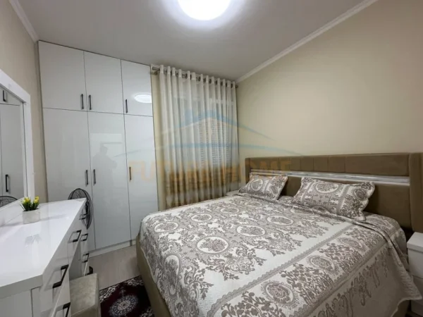 Tirane, shitet apartament 2+1+Ballkon Kati 8, 77 m² 165.000 € (Golden Parku)