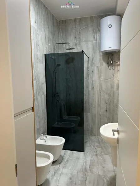 Tirane, jepet me qera apartament 1+1+Aneks Kati 4, 70 m² 500 € (kinostudio)