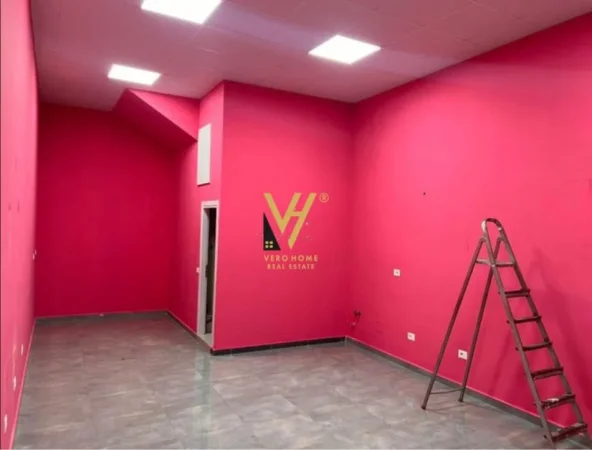 Tirane, jepet me qera dyqan Kati 0, 40 m² 600 € (YZBERISHT)