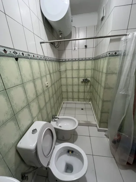 Tirane, jepet me qera apartament 2+1 Kati 4, 86 m² 650 € (Komuna e Parisit, Rruga Bilal Golemi.)