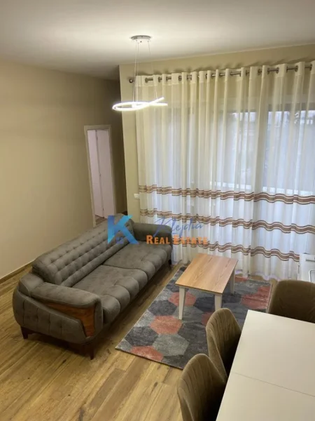 Tirane, jap me qera apartament 1+1+Ballkon , 70 m² 500 € (Kinostudio)
