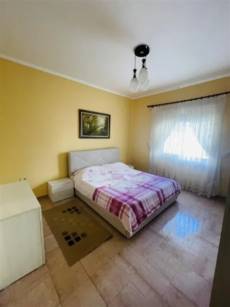 Tirane, jepet me qera apartament 2+1+Ballkon Kati 2, 100 m² 500 € (rruga Ferit Xhajko)