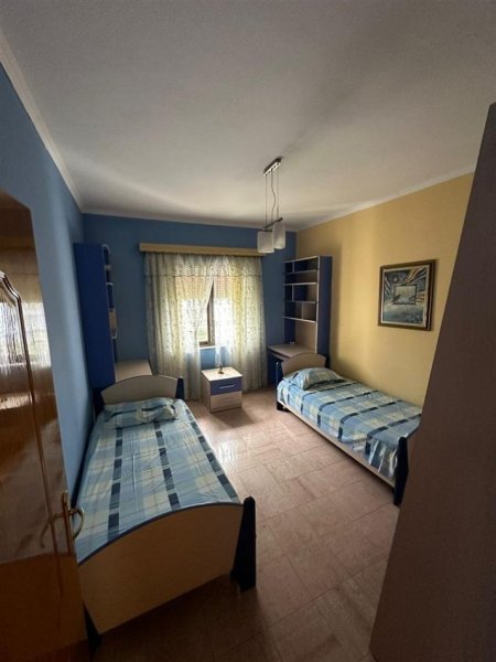 Tirane, jepet me qera apartament 2+1+Ballkon Kati 2, 100 m² 500 € (rruga Ferit Xhajko)