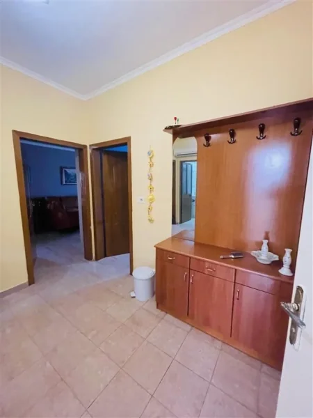 Tirane, jepet me qera apartament 2+1+Ballkon Kati 2, 100 m² 500 € (rruga Ferit Xhajko)