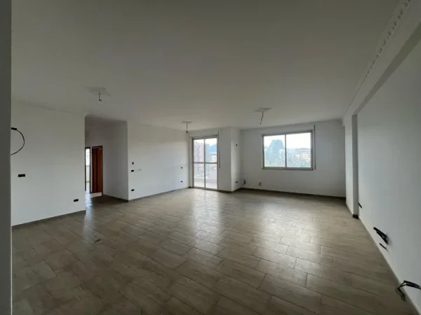 Tirane, shitet apartament 3+1+Ballkon Kati 4, 139 m² 360.000 € (Komuna e Parisit)