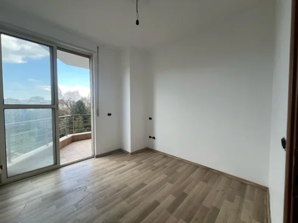 Tirane, shitet apartament 3+1+Ballkon Kati 4, 139 m² 360.000 € (Komuna e Parisit)