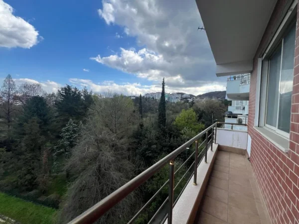 Tirane, shitet apartament 3+1+Ballkon Kati 4, 139 m² 360.000 € (Komuna e Parisit)
