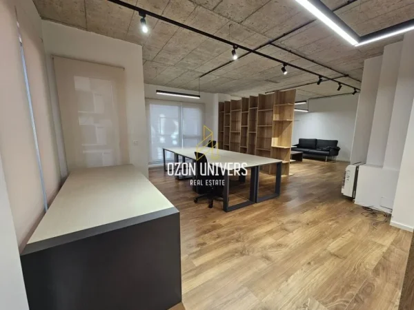 Tirane, jepet me qera ambjent biznesi Kati 3, 170 m² 2.500 € (Rruga e Elbasanit)