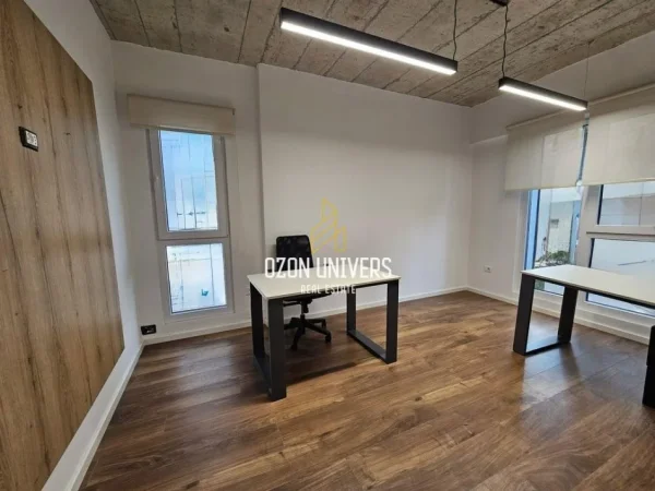 Tirane, jepet me qera ambjent biznesi Kati 3, 170 m² 2.500 € (Rruga e Elbasanit)