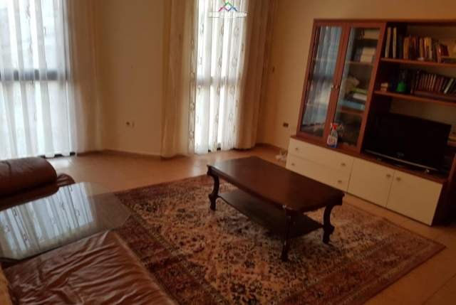 Tirane, jepet me qera apartament 4+1 Kati 4, 144 m² 600 Euro (21 dhjetori)