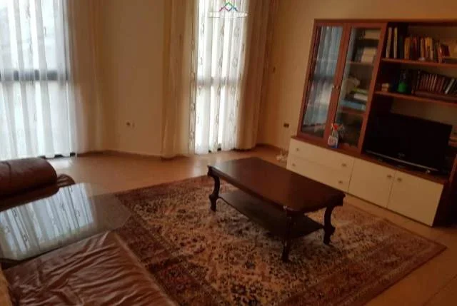 Tirane, jepet me qera apartament 4+1 Kati 4, 144 m² 600 Euro (21 dhjetori)
