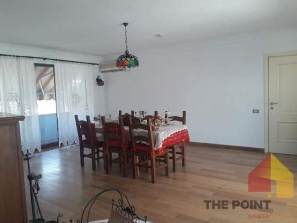 Tirane, jepet me qera Vile 2 Katshe Kati 2, 670 m² 5.000 Euro (Rruga Hafiz Ibrahim Daliu)