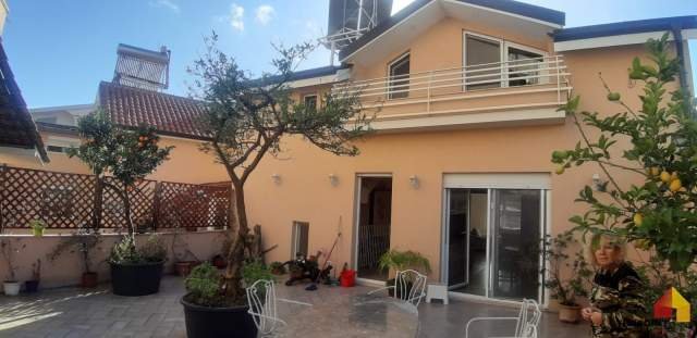 Tirane, jepet me qera Vile 2 Katshe Kati 2, 250 m² 2.000 Euro (Rruga Ali Visha)