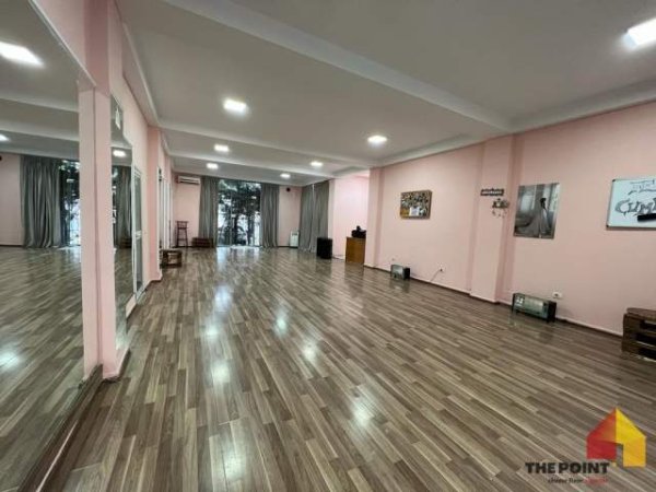 Tirane, jepet me qera dyqan Kati 1, 140 m² 600 Euro (Rruga Nikolla Jorga)