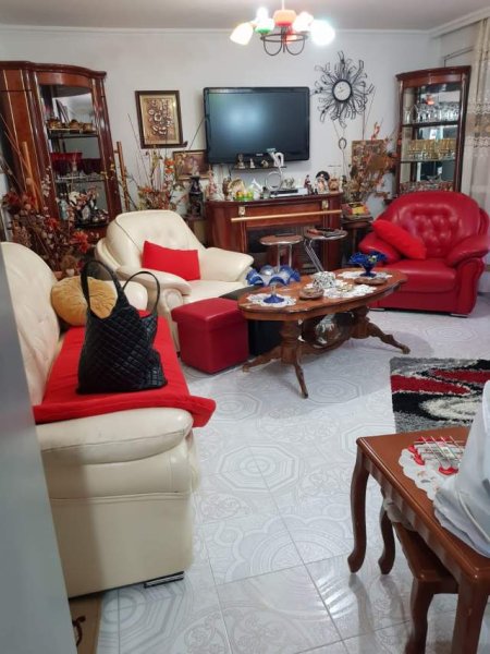 Tirane, shitet apartament 1+1 Kati 4, 50.000 Euro (prane Kinostudios)