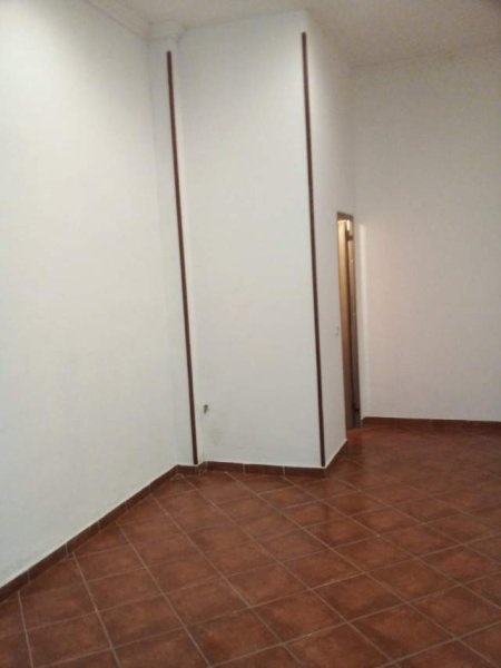Tirane, jepet me qera dyqan Kati 0, 25 m² 20.000 Leke