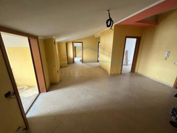 Korce, shitet apartament 3+1+BLK Kati 5, 62 m² 30.000 Euro (Lagjia 10, Korçë)