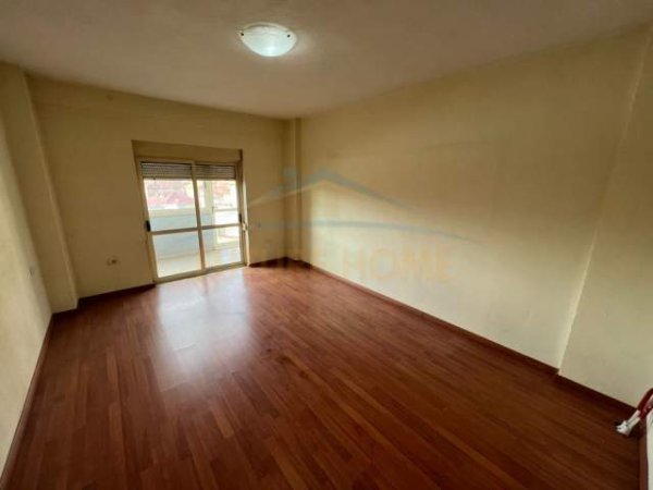 Korce, shitet apartament 2+1+BLK Kati 2, 132 m² 57.500 Euro (Lagjia 6, Korçë)