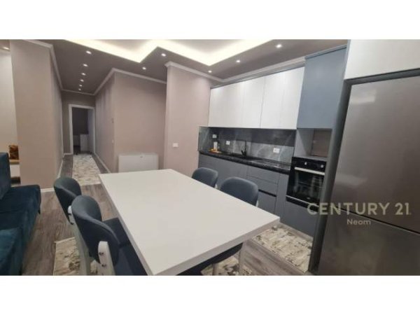 Tirane, jepet me qera apartament 2+1 Kati 2, 600 Euro (medreseja)