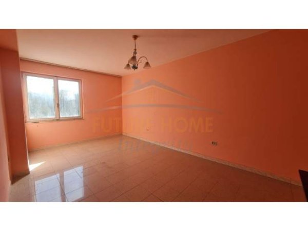 Tirane, jepet me qera apartament 3+1 Kati 4, 160 m² 1.000 Euro