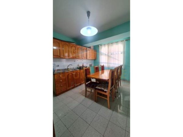 Tirane, jepet me qera apartament 3+1 Kati 4, 160 m² 1.000 Euro