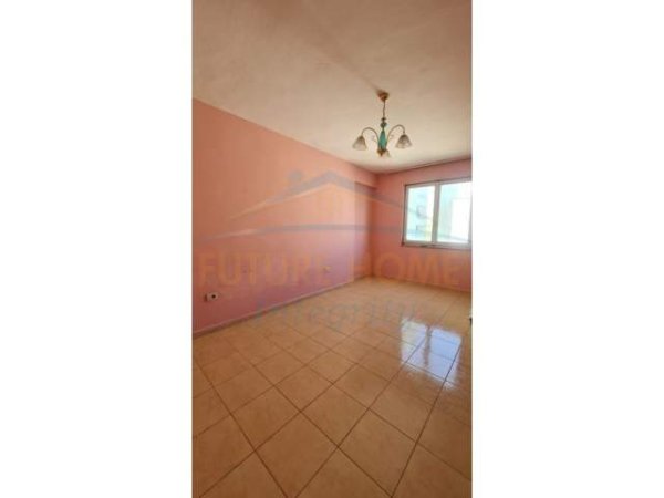 Tirane, jepet me qera apartament 3+1 Kati 4, 160 m² 1.000 Euro