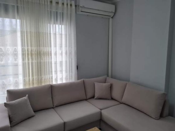 Tirane, jepet me qera apartament 1+1+BLK Kati 4, 75 m² 350 Euro (rruga 5 Maj)