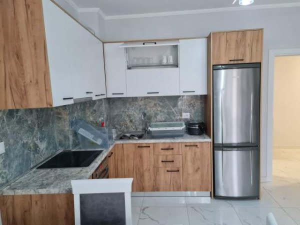 Tirane, jepet me qera apartament 1+1+BLK Kati 4, 75 m² 350 Euro (rruga 5 Maj)