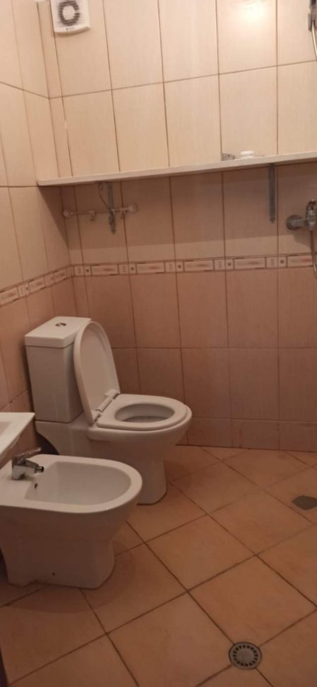 Tirane, jepet me qera apartament 1+1+BLK Kati 4, 76 m² 33.000 Leke (Rruga Rapo Hekali)