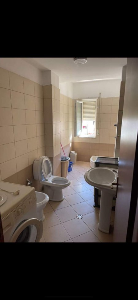Tirane, jepet me qera apartament 2+1+BLK Kati 2, 98 m² 400 Euro (rruga Bill Klinton)