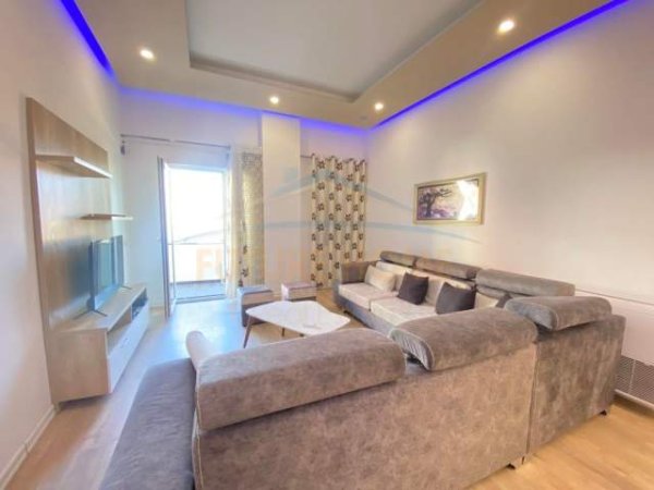 Tirane, jepet me qera apartament 2+1 Kati 1, 140 m² 700 Euro (Liqeni I thate)