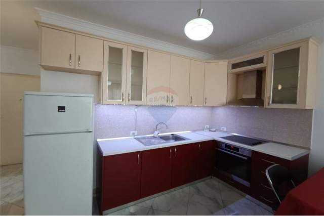 Tirane, jepet me qera apartament 1+1 75 m² 450 Euro (Zogu i zi)