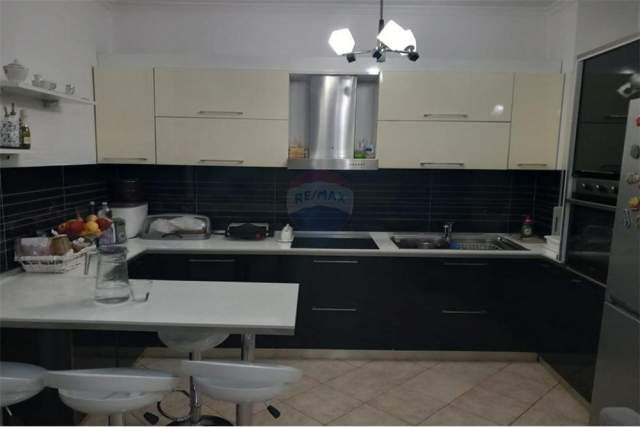 Tirane, jepet me qera apartament 2+1+A Kati 7, 85 m² 600 Euro (rruga kavajes)