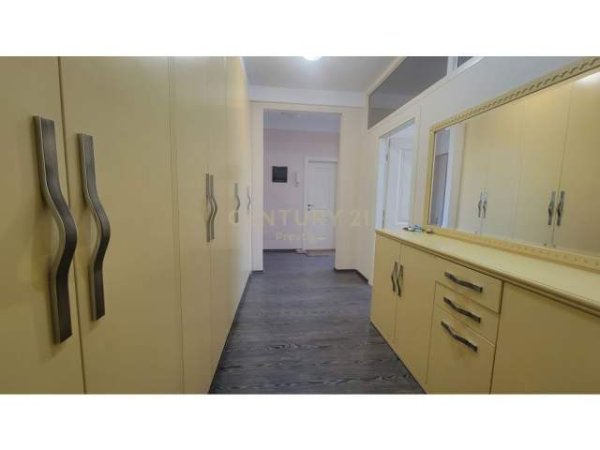 Tirane, jepet me qera apartament 1+1 Kati 6, 52 m² 450 Euro