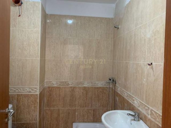 Tirane, jepet me qera apartament 1+1+BLK Kati 5, 67 m² 300 Euro