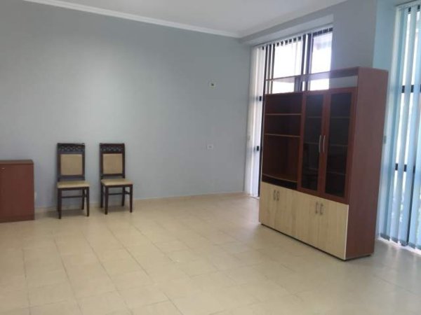 Tirane, jepet me qera zyre Kati 2, 50 m² 320 Euro (Brryli)