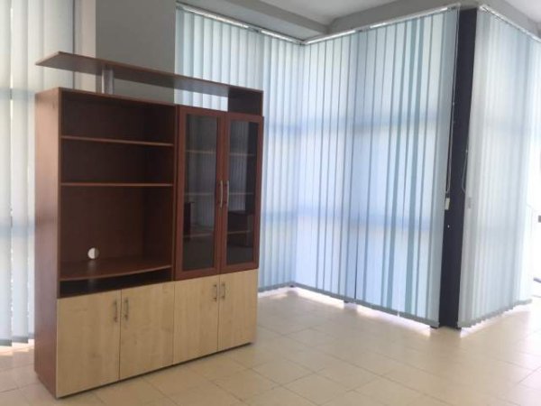 Tirane, jepet me qera zyre Kati 2, 50 m² 320 Euro (Brryli)