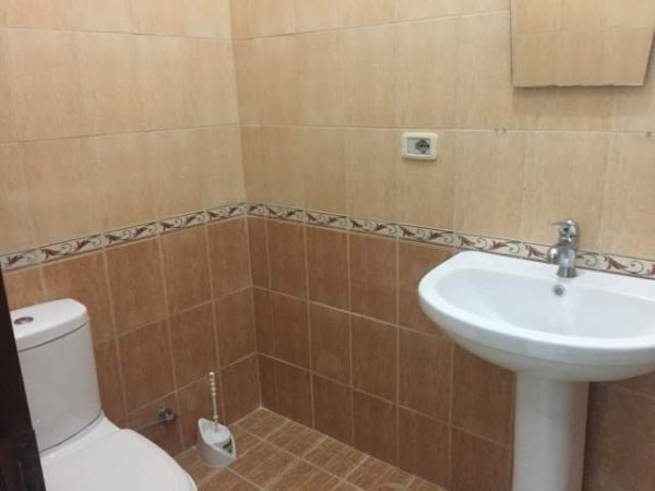 Tirane, jepet me qera zyre Kati 2, 50 m² 320 Euro (Brryli)