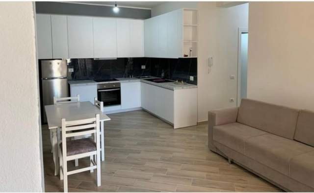 Vlore, jepet me qera apartament 2+1 76 m² 400 Euro (Lungomare)