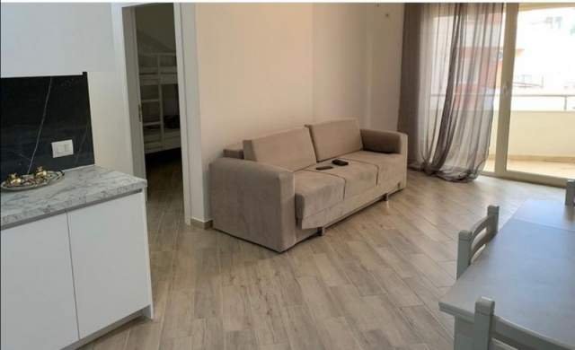 Vlore, jepet me qera apartament 2+1 76 m² 400 Euro (Lungomare)