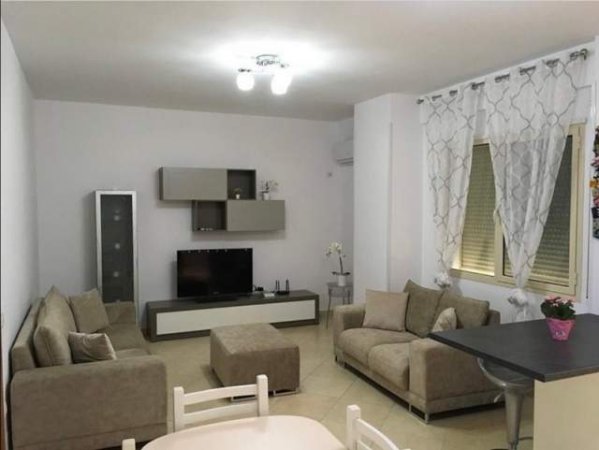 Vlore, jepet me qera apartament 2+1 76 m² 450 Euro (Lungomare)