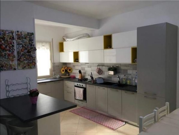 Vlore, jepet me qera apartament 2+1 76 m² 450 Euro (Lungomare)