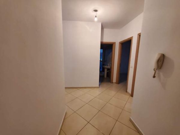 Tirane, jepet me qera apartament 2+1 Kati 2, 107 m² 600 Euro (Rruga e Kavajes)