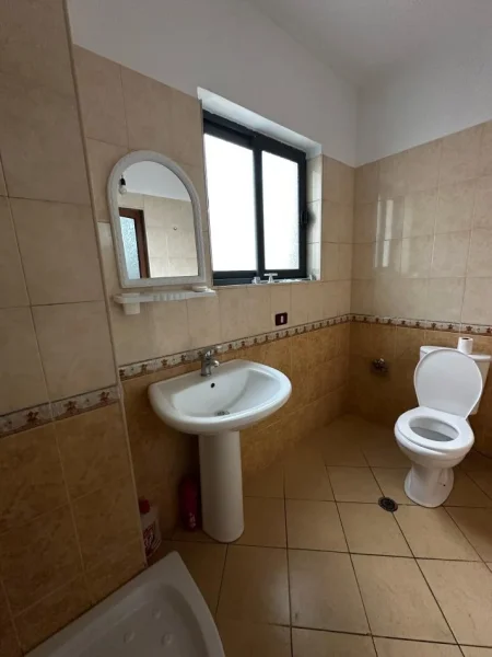 Tirane, jepet me qera apartament 2+1 Kati 4, 104 m² 550 € (astir)